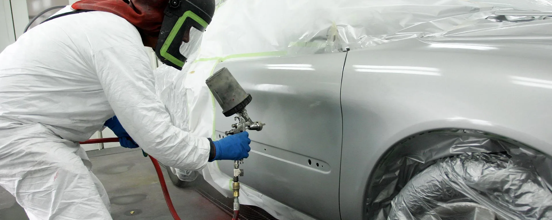Mitarbeiter beim lackieren eines Autos