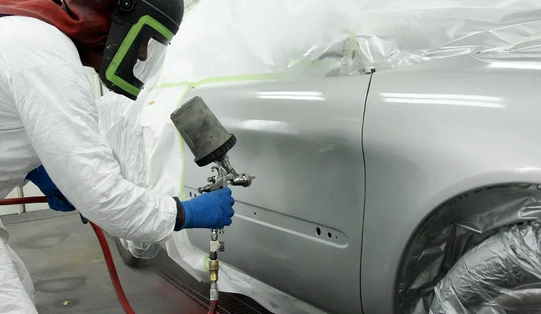 Lackieren eines Autos in einer Werkstatt