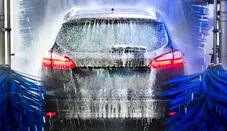 Auto in der Waschanlage