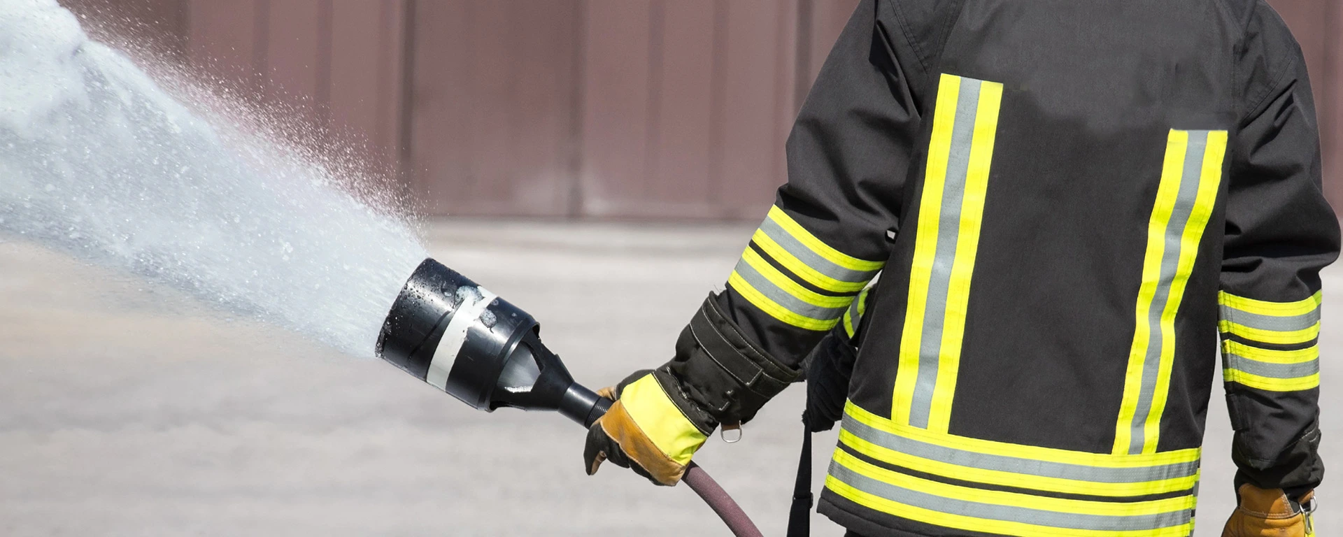 Feuerwehrmann bei einer Probe-Löschung (Symbolbild)