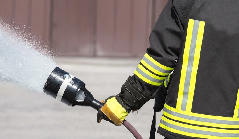 Feuerwehrmann bei einem Probe-Löscheinsatz (Symbolbild)