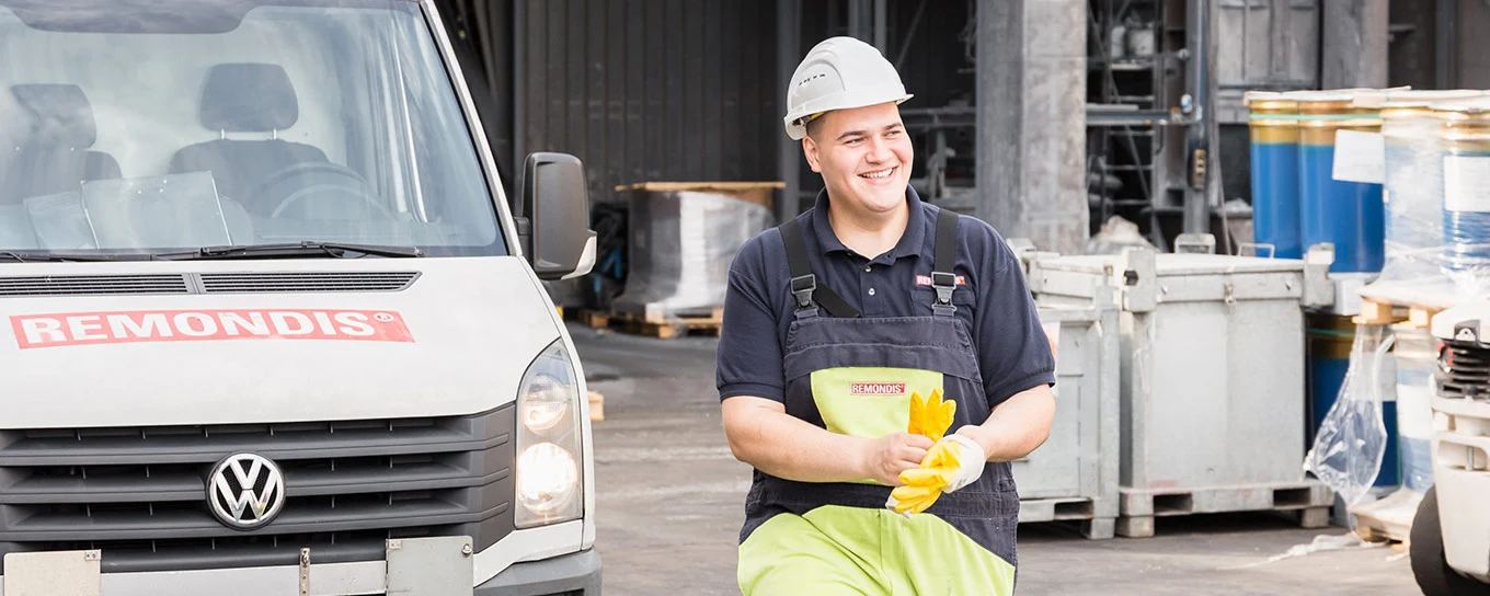 Auszubildender auf dem Betriebshof REMONDIS Industrie Service