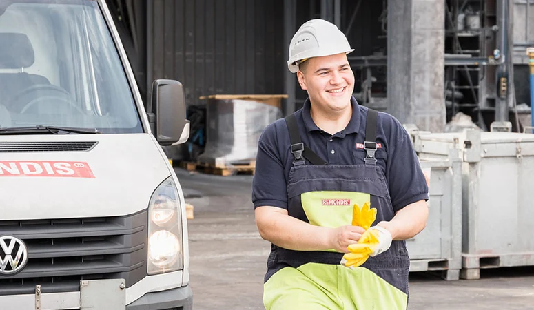 Auszubildender auf dem Werkshof bei REMONDIS Industrie Service 