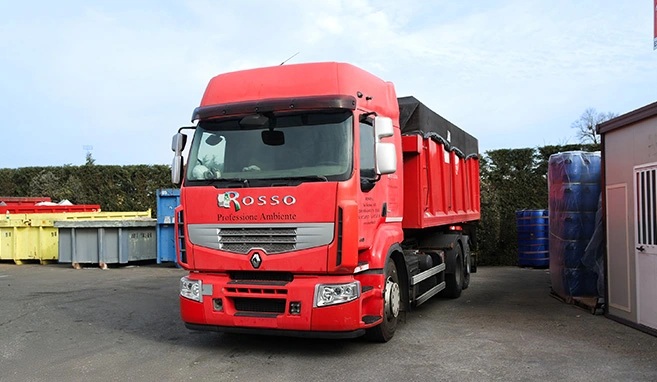 LKW auf dem Hof von Rosso in Italien
