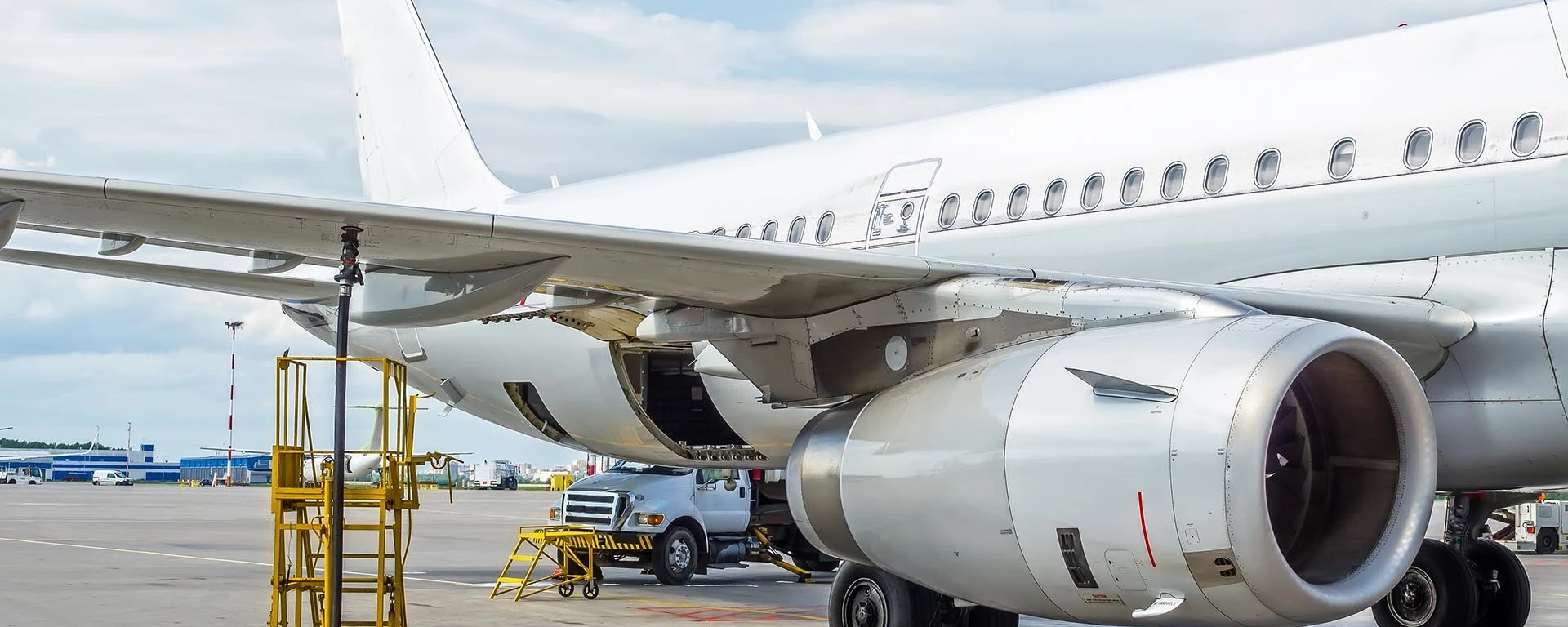 Flugzeug wird am Flughafen mit Kerosin betankt.