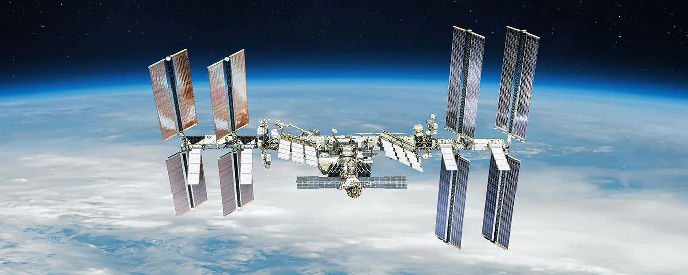 Foto / Darstellung der Internationalen Raumstation im Orbit der Erde