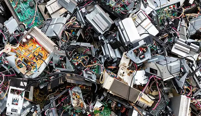 Schrotthaufen von alten Elektrogeräten
