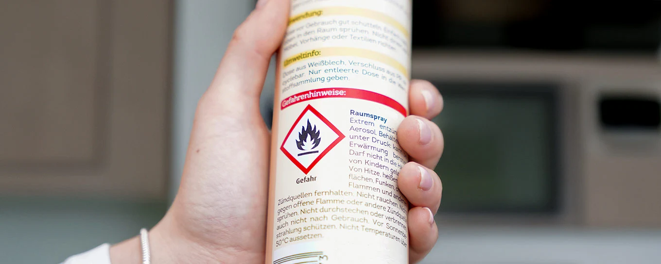 Gefahrenpiktogramm auf Spraydose aus Haushalt