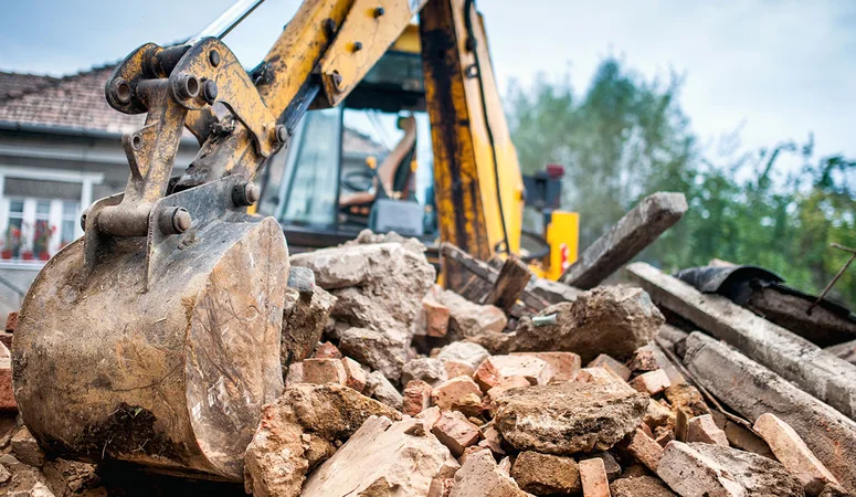 Gefährliche Baumischabfälle auf Baustelle 