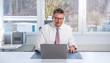 Herr Vasseur am Schreibtisch in seinem Büro in Schaffhausen