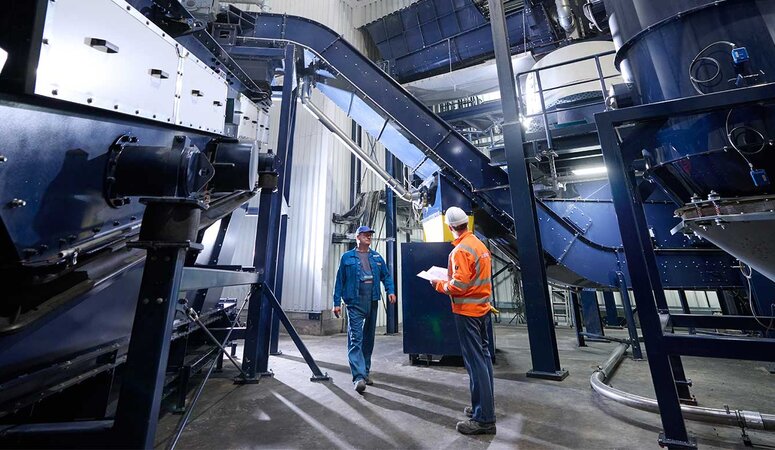 Mitarbeitende in der EBS-Anlage in Bramsche