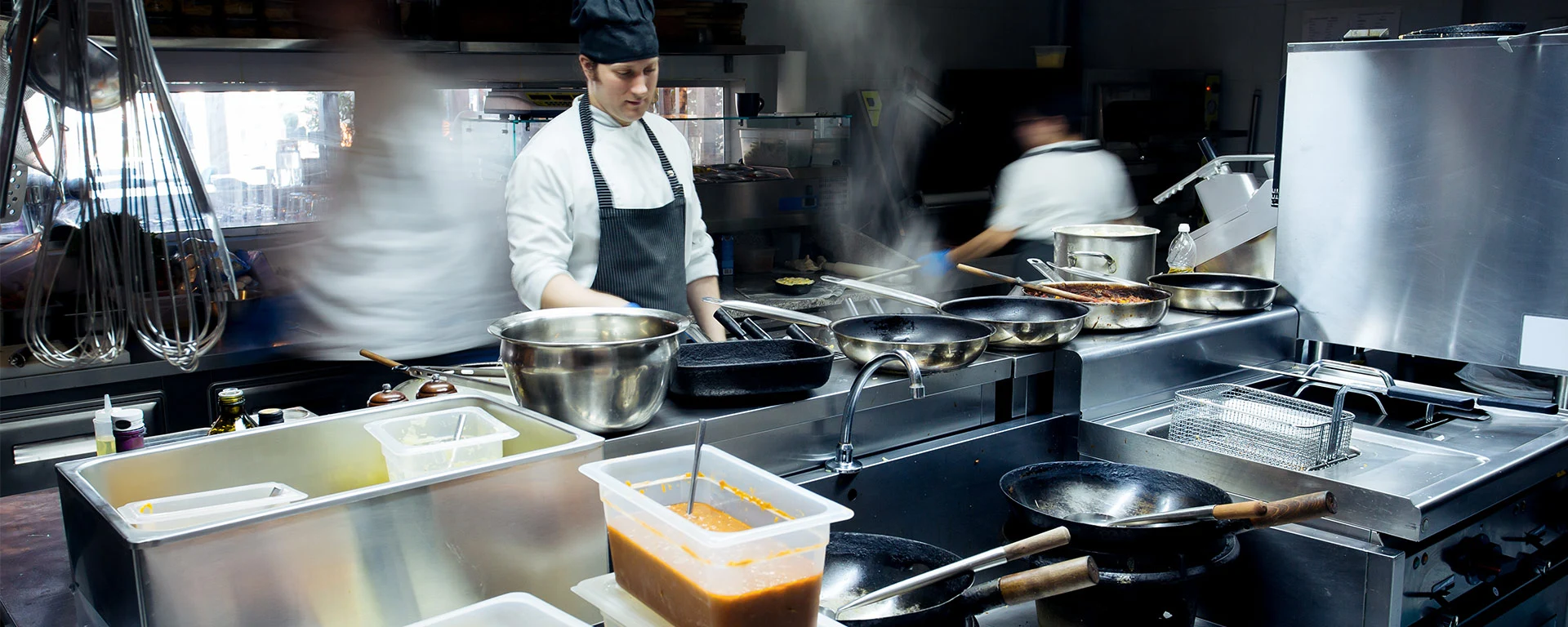 Bild aus der Küche beim Kochen im Gastro-Betrieb
