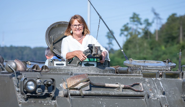 Bild von Ursula Kaiser in einem gepanzerten Fahrzeug