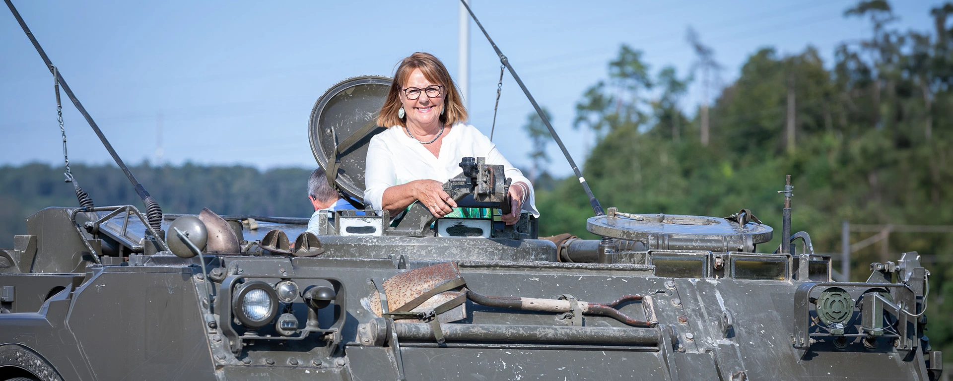 Bild von Ursula Kaiser in einem gepanzerten Fahrzeug