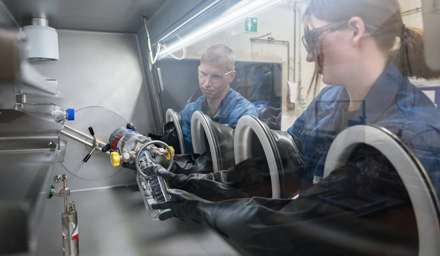 Chemielaboranten an der Absaugung