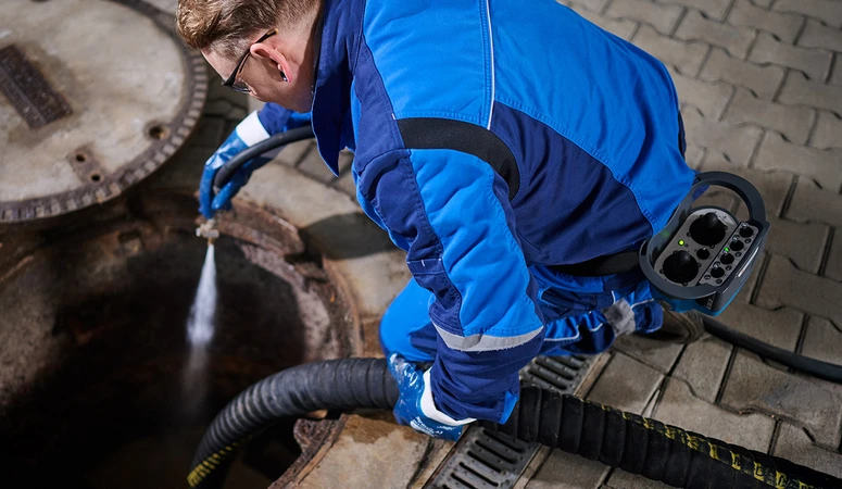 Mitarbeiter bei der Reinigung eines Fettabscheiders