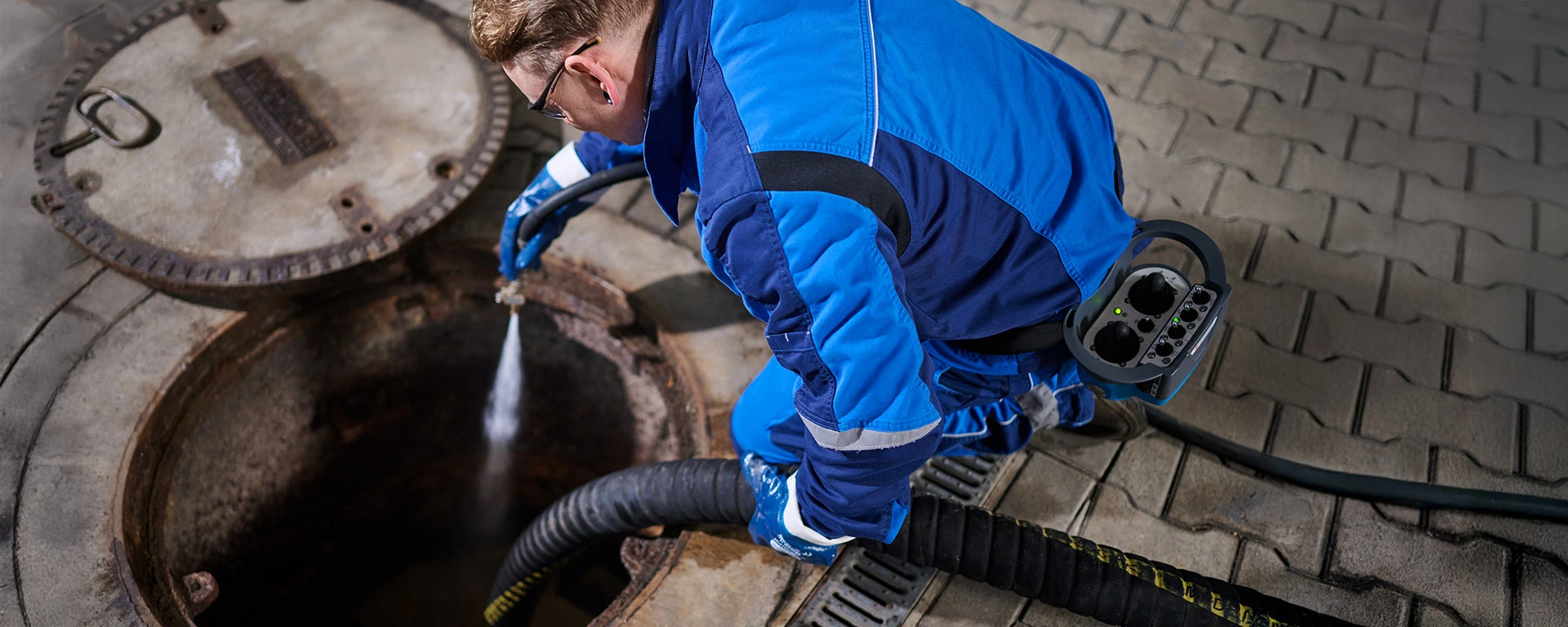 Mitarbeiter REMONDIS Industrie Service bei der Reinigung vom Fettabscheider