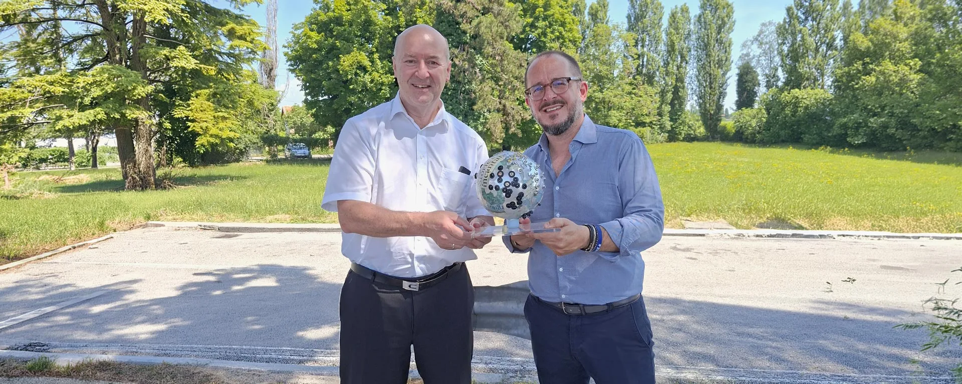 Herr Teuwen (l) und Herr Novati (r) mit dem Supplier Award