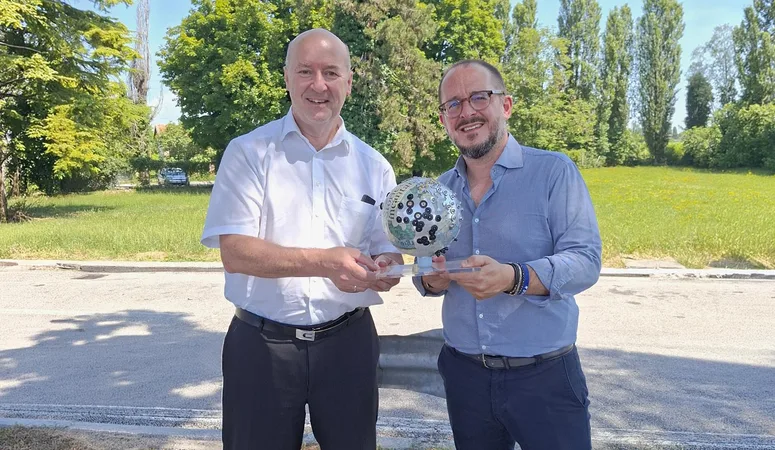 M. Teuwen (l) und Novati (r) mit dem Supplier Award Italien
