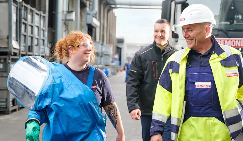 Mitarbeitende bei REMONDIS Industrie Service auf dem Betriebsgelände