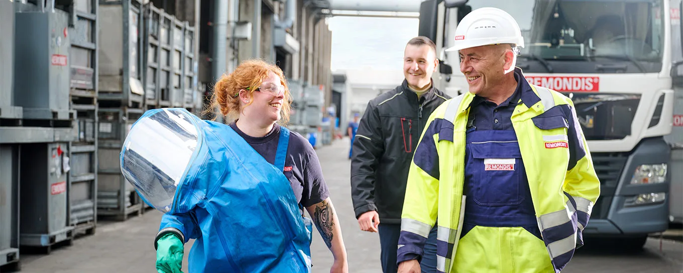 Mitarbeitende auf dem Betriebsgelände REMONDIS Industrie Service