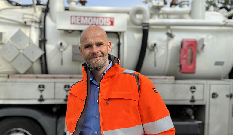 Alexander Schwenke vorm Saug-Druck-Tankfahrzeug zur Fettabscheiderreinigung