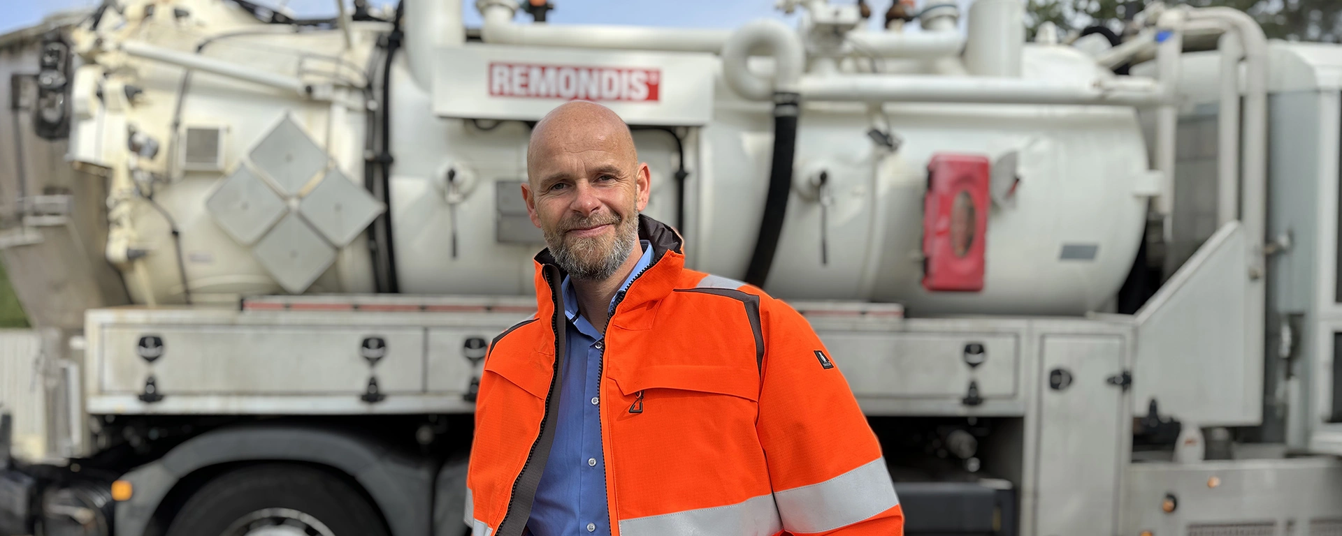 Portrait Alexander Schwenke vor Sug-Druck-Tankfahrzeug