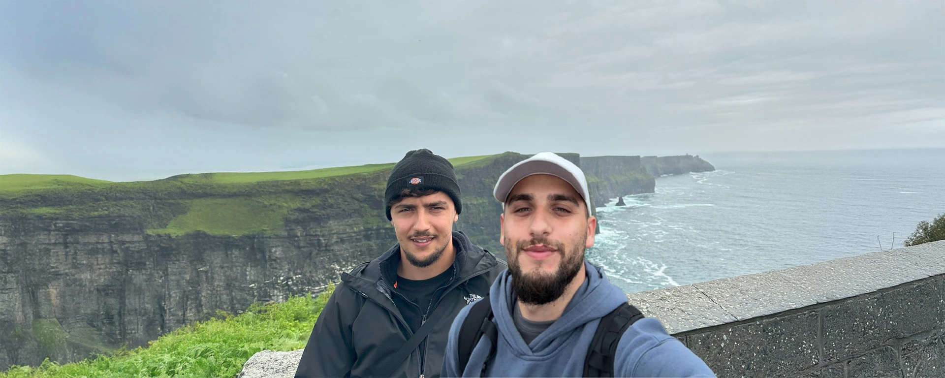 Auszubildende Jonas (l) und Ismael (r) in Irland beim Auslandspraktikum