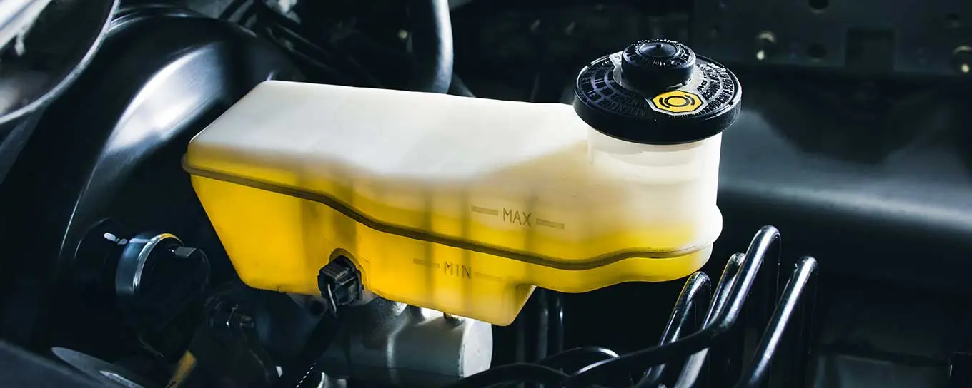Bremsflüssigkeitsbehälter / Bremskraftverstärker in einem Motorraum
