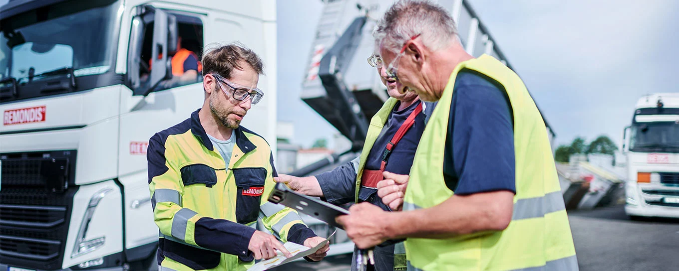 Mitarbeiter besprechen Entsorgungskonzept für Logistik