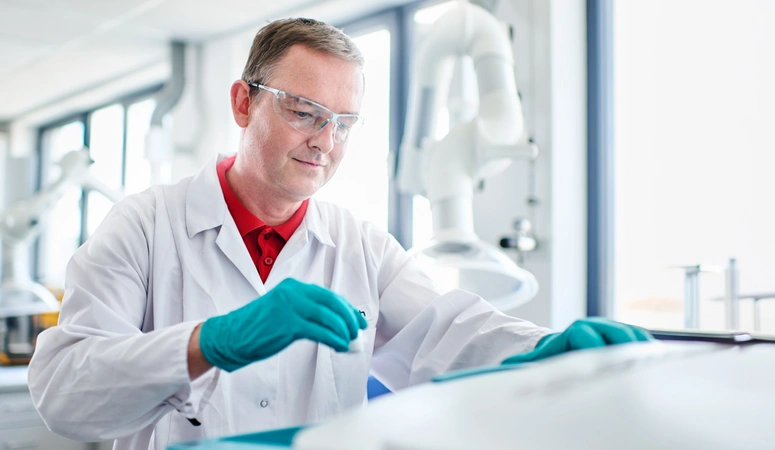 Mitarbeiter im Labor bei der Beprobung