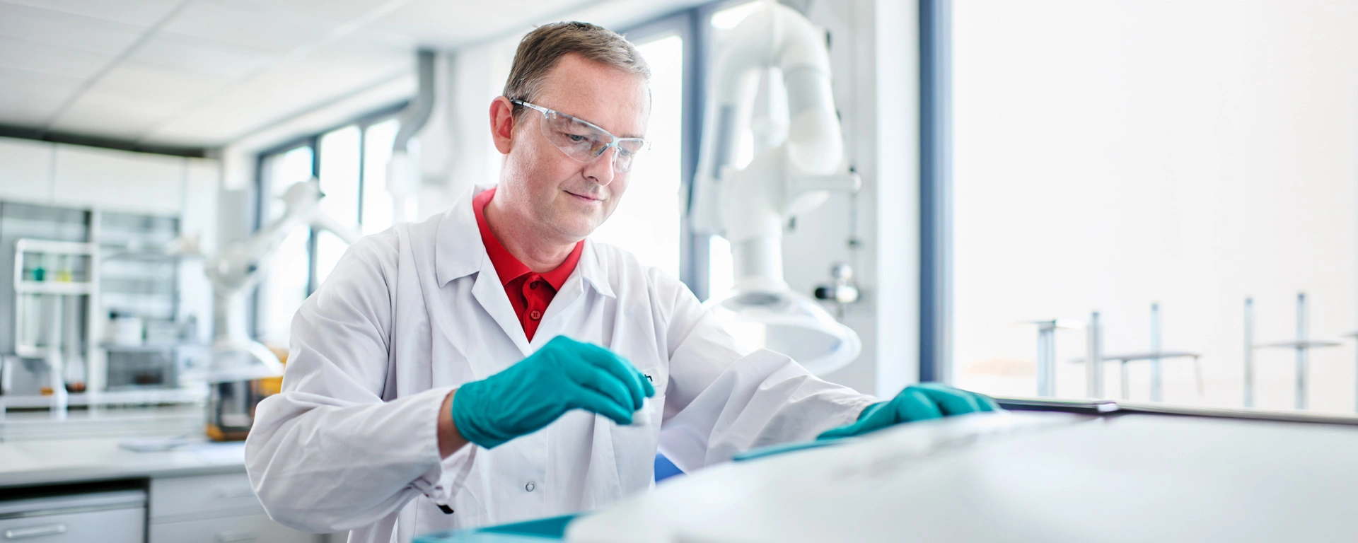Mitarbeiter im Labor bei der Beprobung