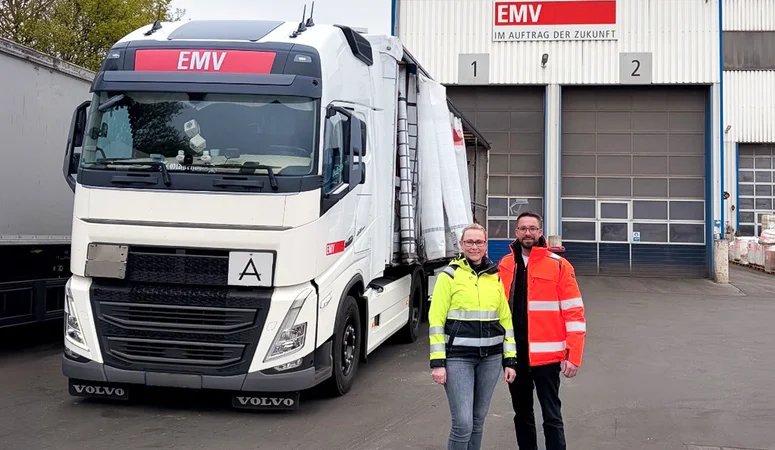 Doris Bredemeier und Konstantin Roux auf dem Hof der EMV