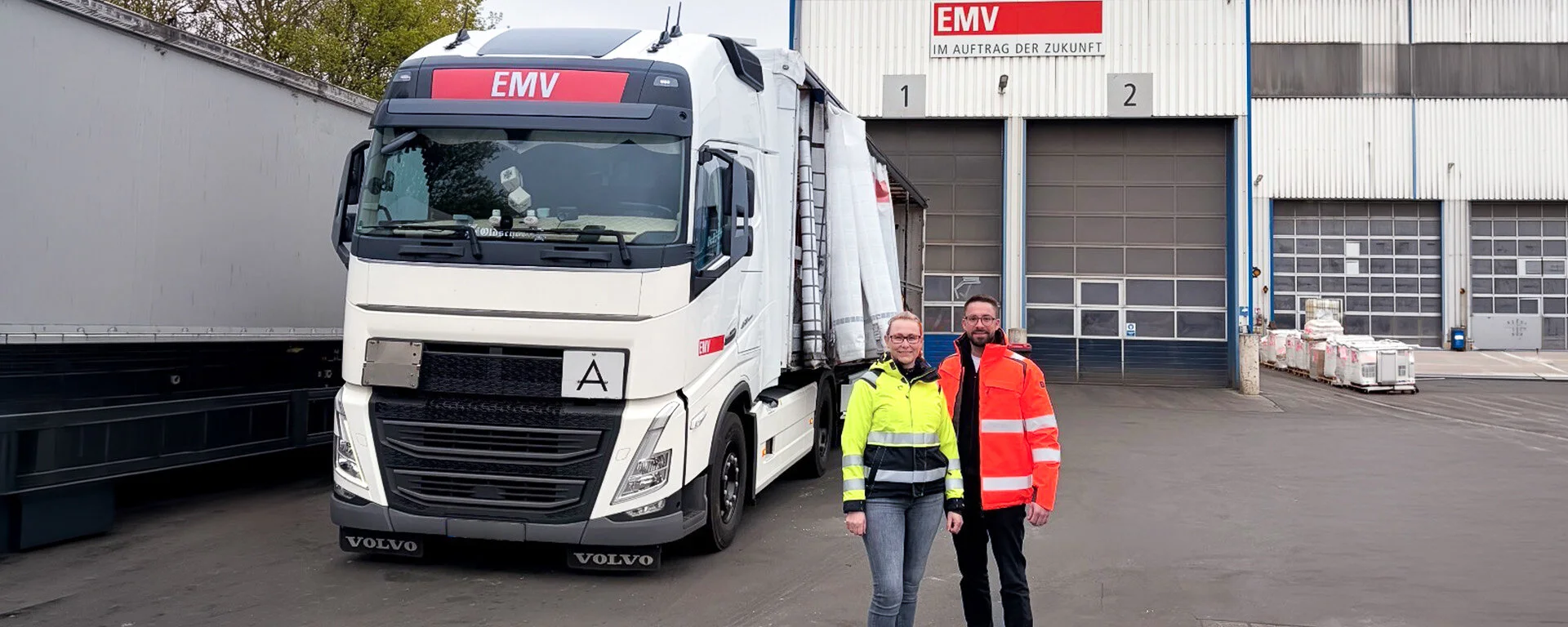 Doris Bredemeier (links) und Konstantin Roux (rechts), Niederlassungsleitung EMV