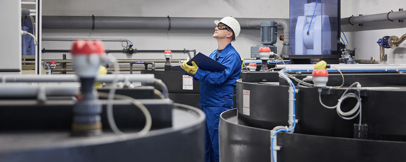 Mitarbeiter in der Iod-Anlage