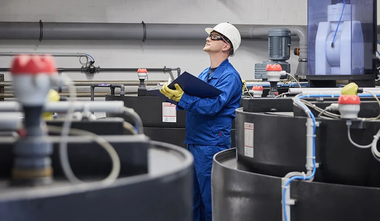 Mitarbeiter in der Iod-Recyclinganlage in Brunsbüttel