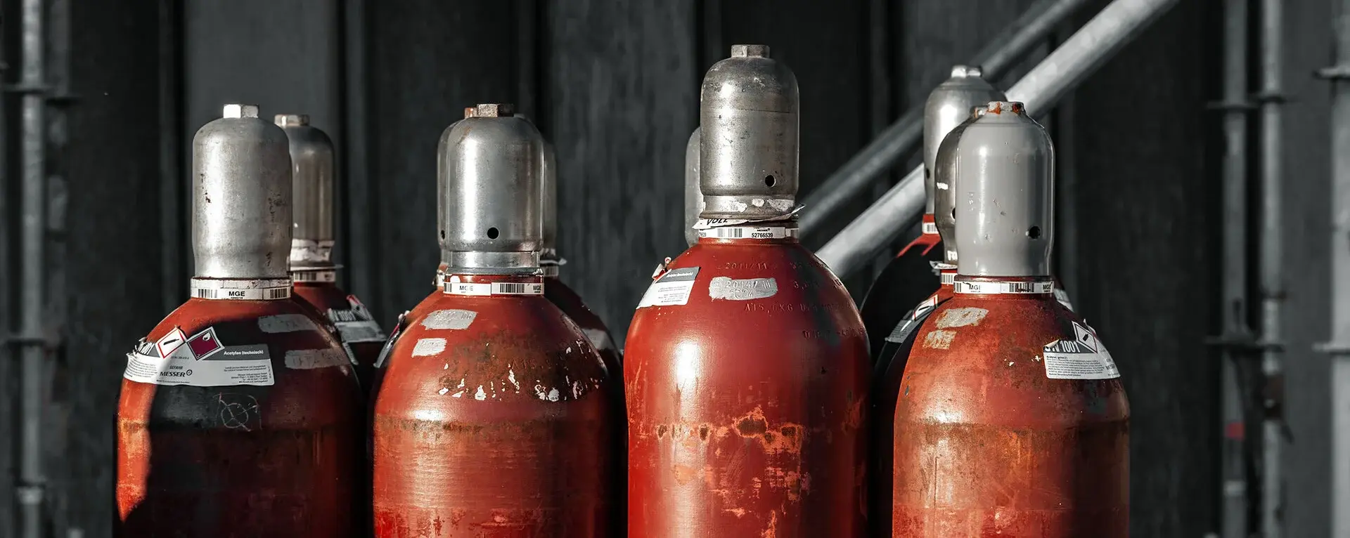Acetylengasflaschen in einer Reihe auf einer Baustelle