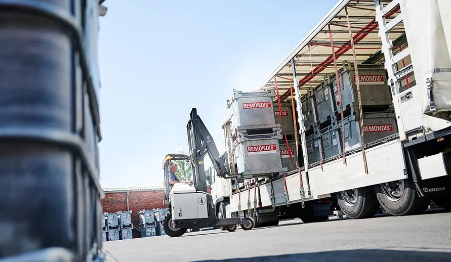 Entladen von ASP-Behältern aus LKW