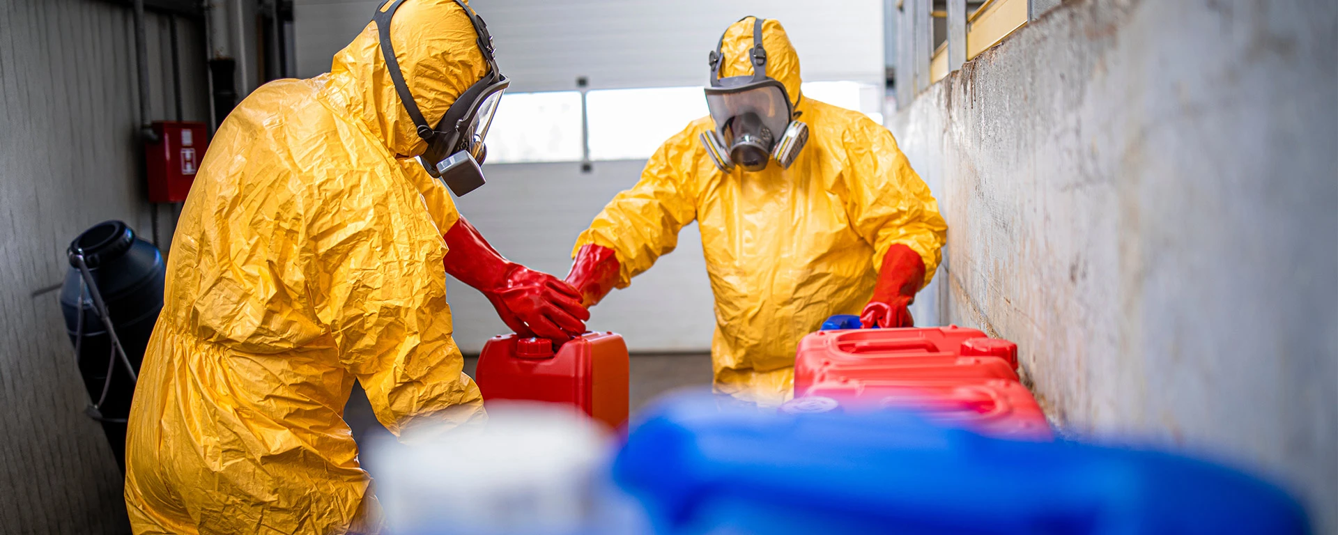 Personal im Vollschutz bei der Entsorgung eines Drogenlabors