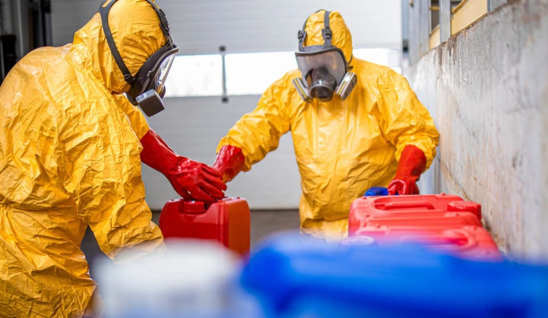 Mitarbeiter in Vollschutz bei der Räumung eines Drogenlabors