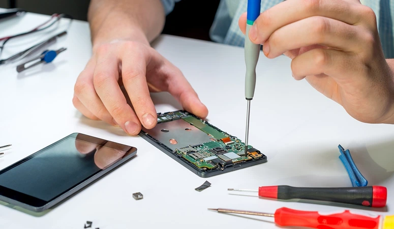 Monteur bei der Reparatur eines Smartphones