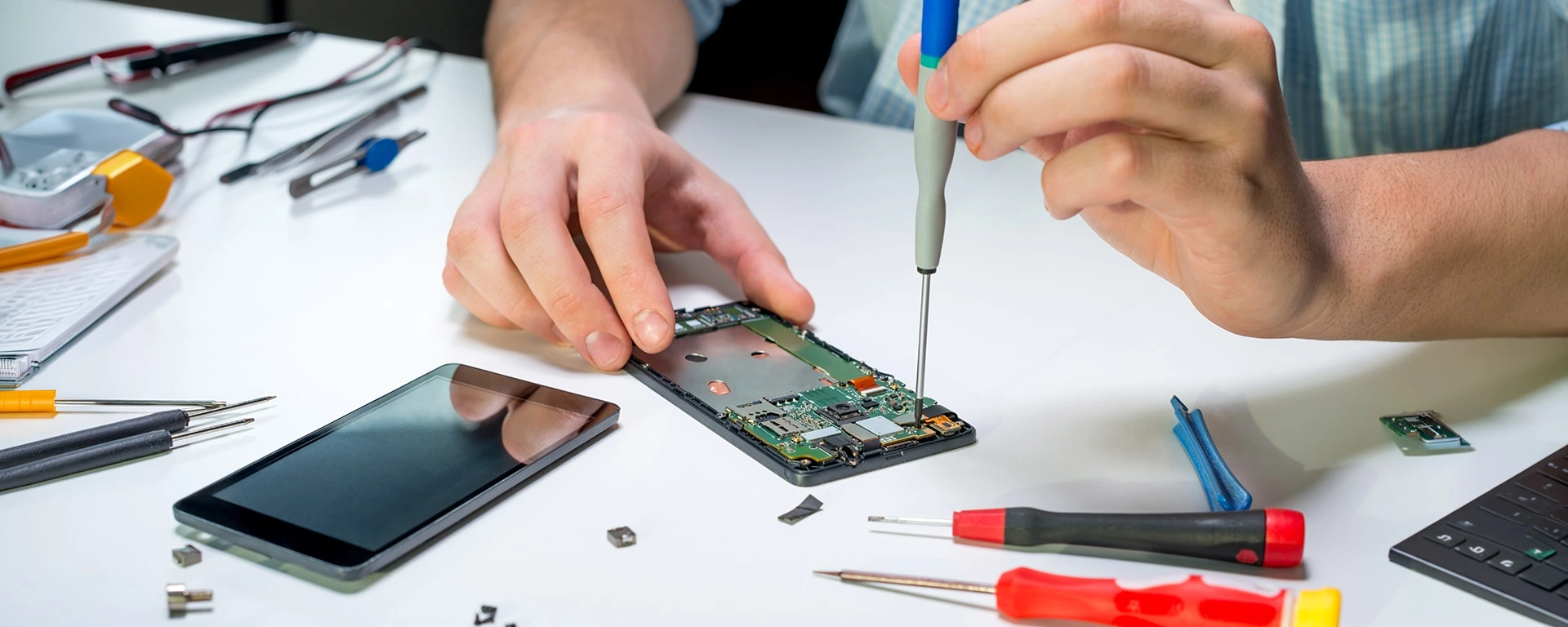 Monteur bei der Reparatur eines Smartphones