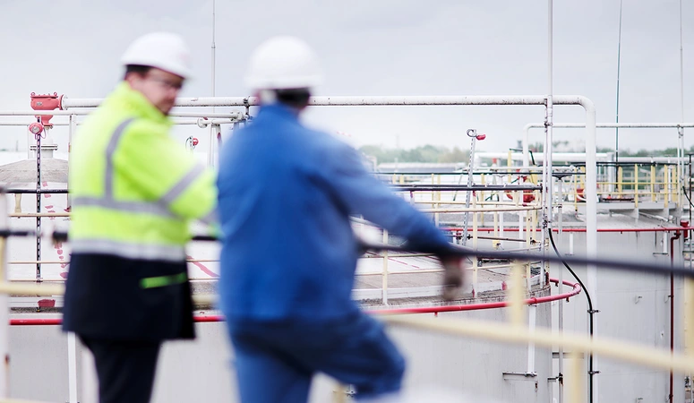 Mitarbeitende auf dem Tanklager der REMONDIS Industrie Service Ibbenbüren