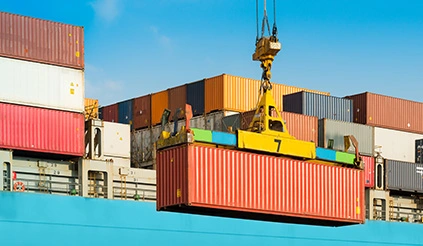 Container wird am Hafen abgeladen