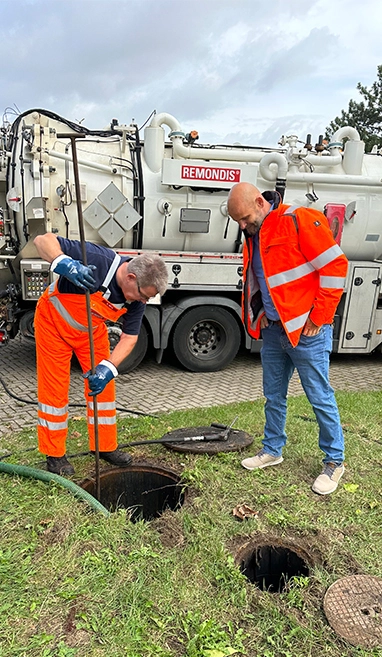 Alexander Schwenke und Olaf bei der Reinigung eines Fettabscheiders