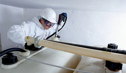 Mitarbeiter bei der Reinigung eines Heizöltanks