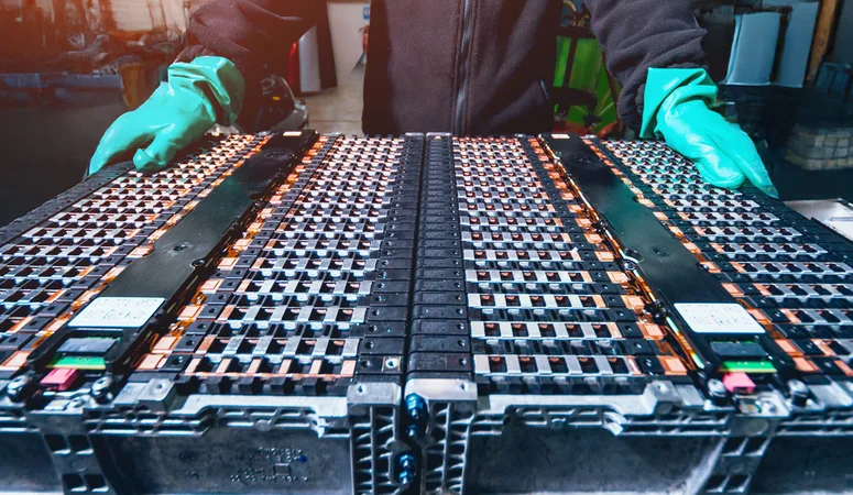 Mitarbeiter bei der Vorbereitung einer Lithium-Batterie zum Dismantling