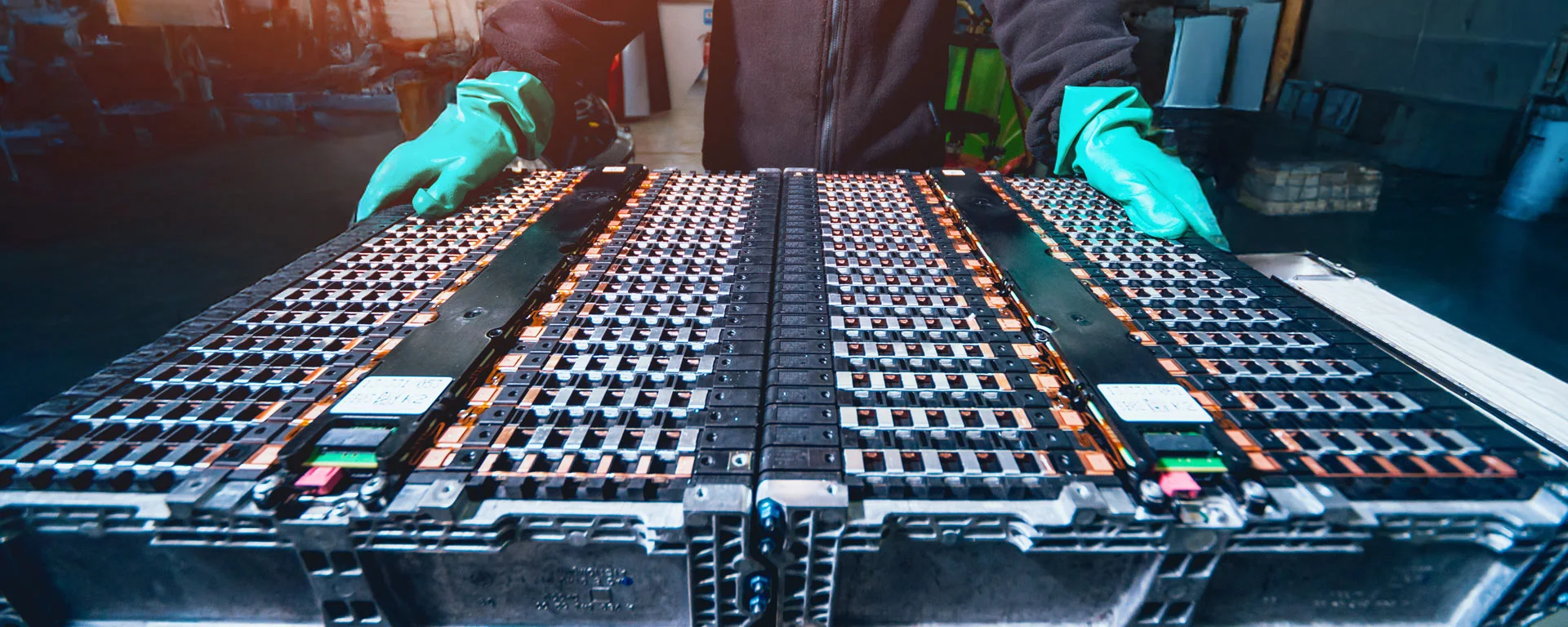 Mitarbeiter bei der Vorbereitung zum Dismantling einer Lithium-Batterie 