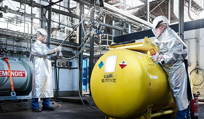 Mitarbeitende beim Lösemittel-Recycling