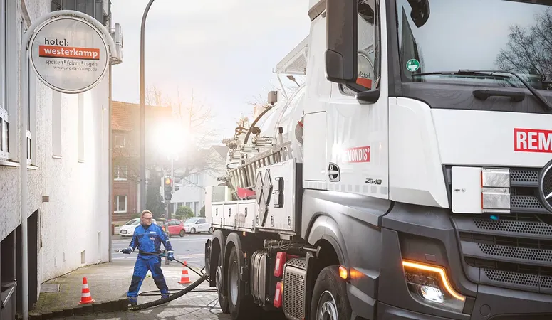 Mitarbeiter bei der Fettabscheiderleerung am Hotel Westerkamp in Osnabrück